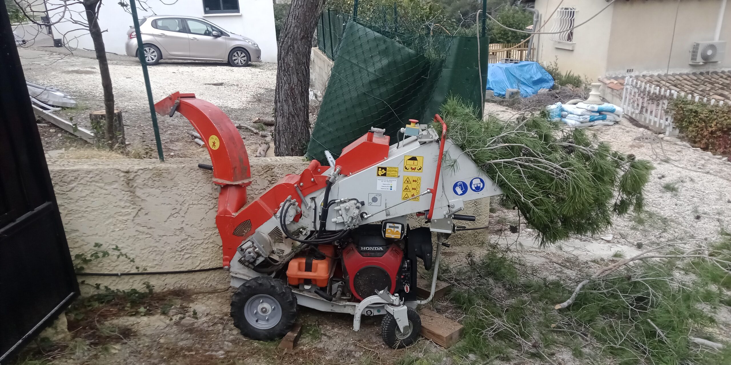 Broyage de branches de pin avec un broyeur de végétaux